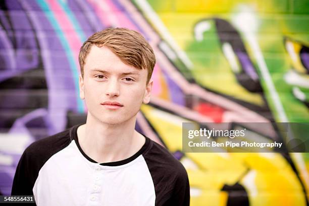 teenager standing against wall with graffiti - last 16 stock-fotos und bilder