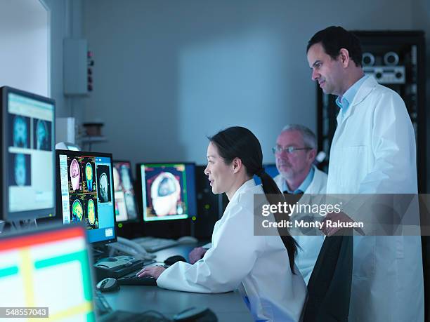 doctors and scientists looking at screens of magnetic resonance imaging (mri) 3 tesla twin speed scanner - screening of at t audience networks mr mercedes arrivals stockfoto's en -beelden