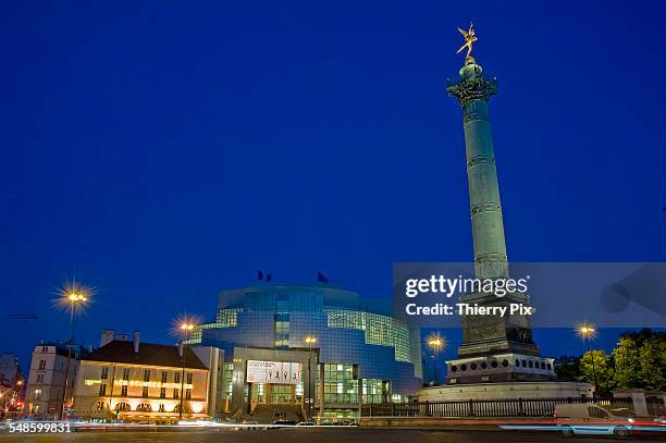 the place de la bastille at dusk - bastille paris stock-fotos und bilder