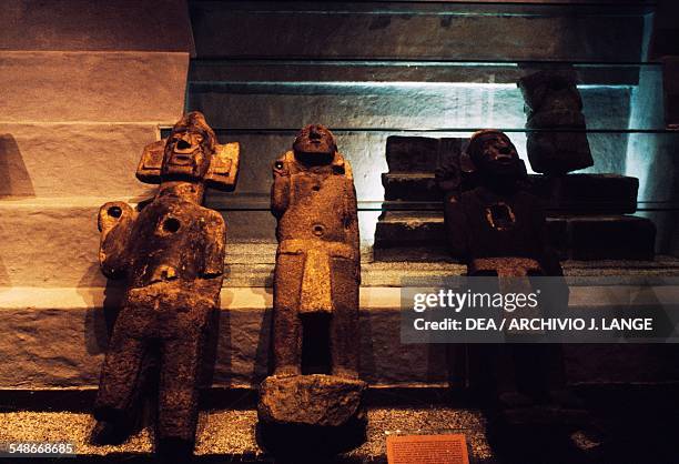 Aztec Column Statue Stone Statue Of The Aztecs Photos and Premium High Res Pictures - Getty ...