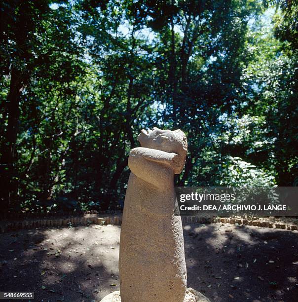 Statue of a monkey looking at the sky, Monument 56, Villahermosa, Tabasco, Mexico. Olmec civilisation, 11th-5th century BC. Villahermosa,...