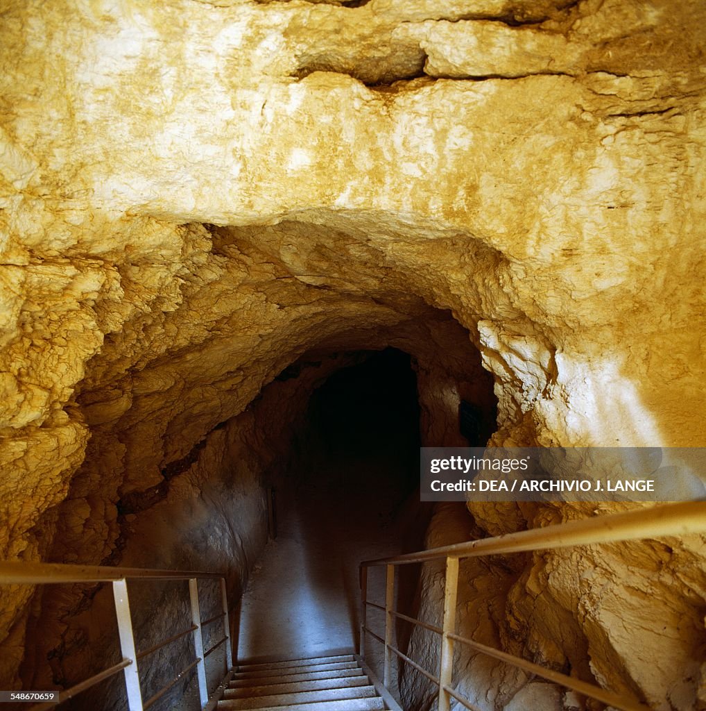 Tunnel excavated during Bar Kokhba revolt