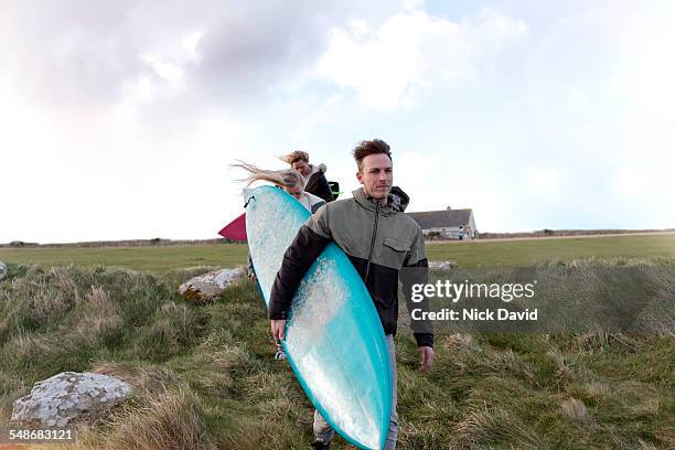 surfer friends - windsurf stockfoto's en -beelden