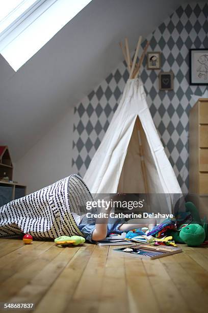 a 2 years old boy playing in his bedroom - barefoot boy fotografías e imágenes de stock