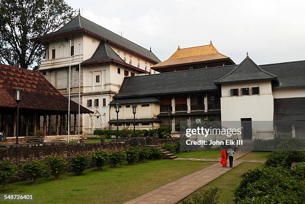 temple of sacred tooth relic, sri dalada maligawa - dalada maligawa stock-fotos und bilder