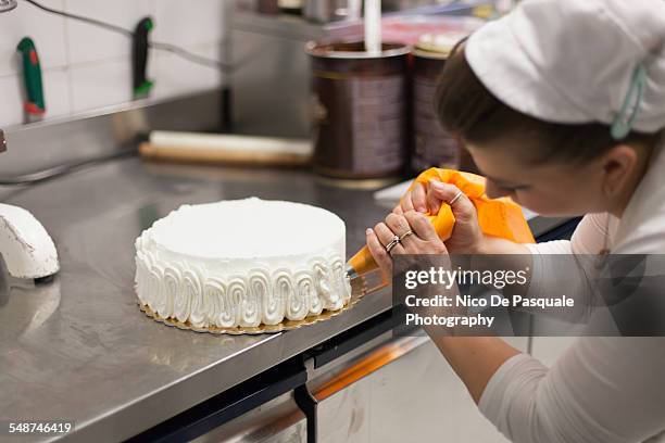 woman making cake - glaçage photos et images de collection