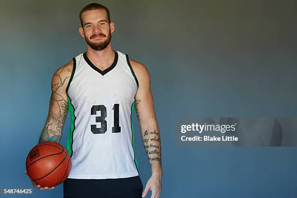 tattoo basketball player holding ball - uniforme de baloncesto fotografías e imágenes de stock