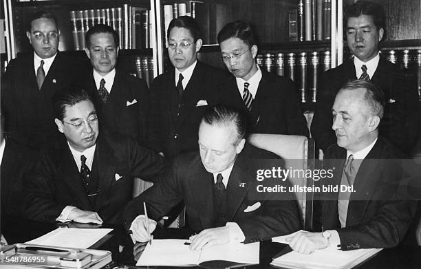 Germany Free State Prussia Berlin : Anti-Comintern Pact German envoy Joachim von Ribbentrop signing the Pact; left: Japanese Embassador Kintomo...