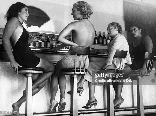 Frauen in einer Bar im Seebad Estoril bei Lissabon - 1936 Foto: Eric Borchert