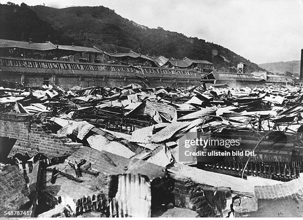 Japan Honshu Tokyo: Great Kanto Earthquake 1923 Collapsed cotton mill in Koyama, burying hundreds of workers - Vintage property of ullstein bild