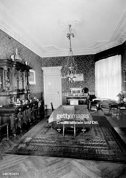 German Empire, Berliner Zimmer, old fashioned dining room with furniture from around 1900 - Photographer: Marianne Breslauer - Published in: Hausfrau...