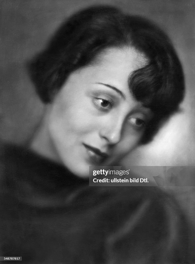 Rainer, Luise - Actress, Germany *12.01.1910- Portrait - around 1932 - Photographer: Edith Glogau - Published by: 'B.Z.' 23.06.1932 Vintage property of ullstein bild