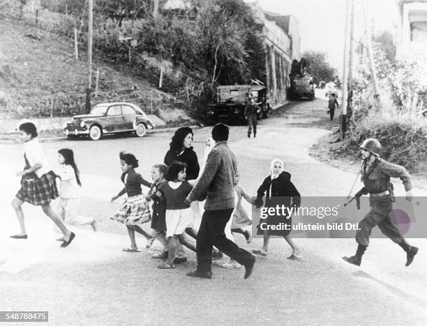 Algerienkrieg / Flüchtlinge: Eine Familie flieht aus einem Stadtviertel Algiers, in dem die französische Administration schwere Unruhen im...