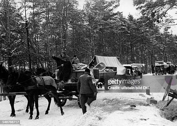 Refugee train from the German Eastern territories on a snowcovered country street in Lausitz - January/February 1945; Picture taken by Arthur Grimm