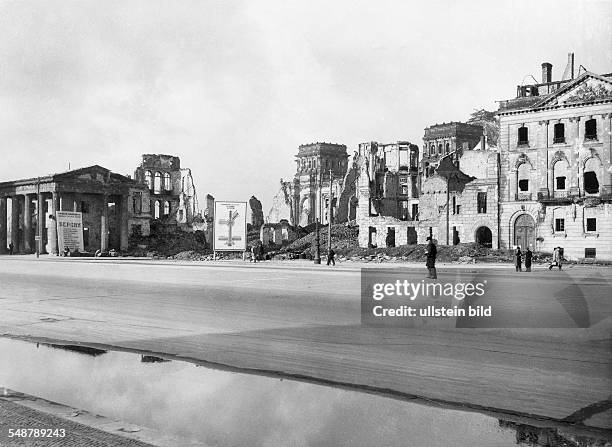 Germany Berlin Soviet sector: destroyed buildings at the Pariser Platz - undated - Photographer: Martin Badekow - Vintage property of ullstein bild