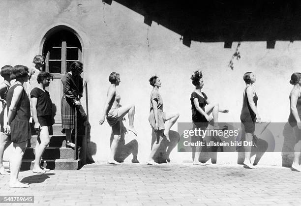 Germany Saxony Free State : community college hostel at the Castle Sachsenburg, women doing rhythmic sports exercises in the palace courtyard - 1927...