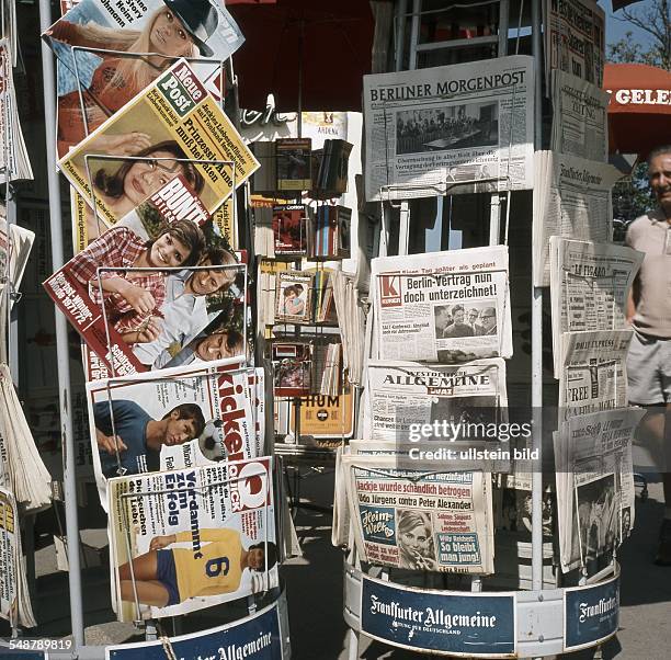 Zeitung- und Zeitschriftenständer mit verschiedenen Publikationen - 1971