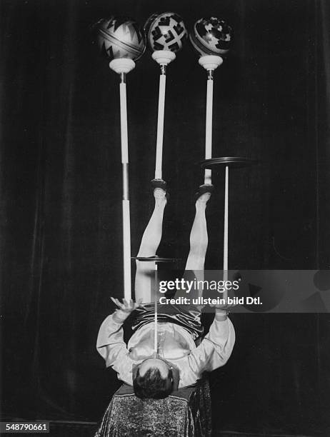 Germany Free State Prussia Berlin : Will T. Carr juggling with his feet and hands with balls that rotate on plates at the Scala, Berlin - 1930 -...