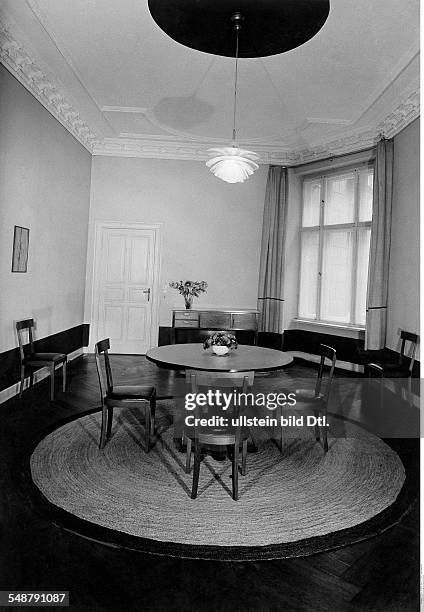 German Empire, Berliner Zimmer, modern dining room with simple furniture - Photographer: Marianne Breslauer - Published in: Hausfrau 3/1931/1932...