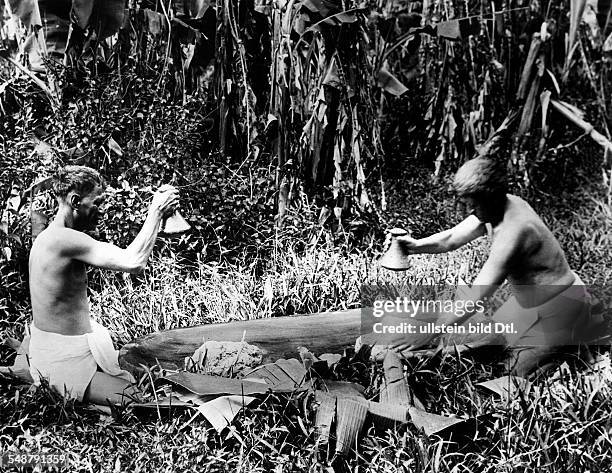 Hawaii Honolulu: natives pulping corn - - Photographer: Frankl - Vintage property of ullstein bild