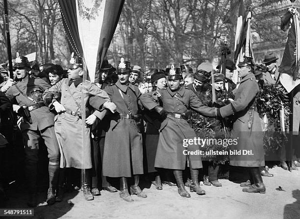 Auguste Viktoria - German Empress, Queen of Prussia *22.10.1858-+ burial in Potsdam, crowd in front of the Neuen Palais - 1921 - Photographer: Frankl...