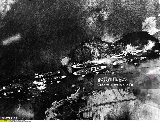 Hawaii : Attack on Pearl Harbor by the Imperial Japanese Navy on December 7, 1941 View of the anchoring battleships and cruisers at Ford Island after...