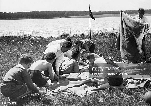 Germany Free State Prussia Berlin Berlin: 'Wandervoegel', Steglitz grammar school pupils pitch up thier camp and put up thier tents - 1930 -...