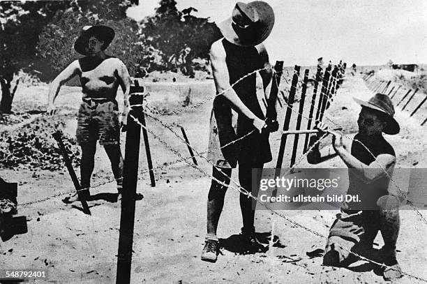 Northern Territory Darwin: Second World War Soldiers erecting barbed wire barricades along the north coast to prevent a feared Japanese invasion -...