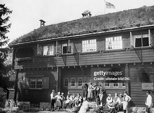 Sweden Stockholm : weekend of the Stokholm youth, members in traditional clothes in front of thier club house - 1928 - Photographer: Frankl -...