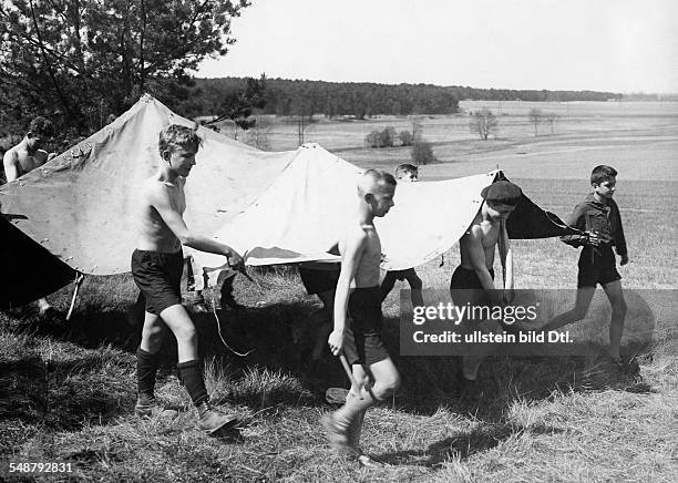 Germany Free State Prussia Berlin Berlin: 'Wandervoegel', Steglitz grammar school pupils pitch up thier camp and put up thier tents - 1930 -...