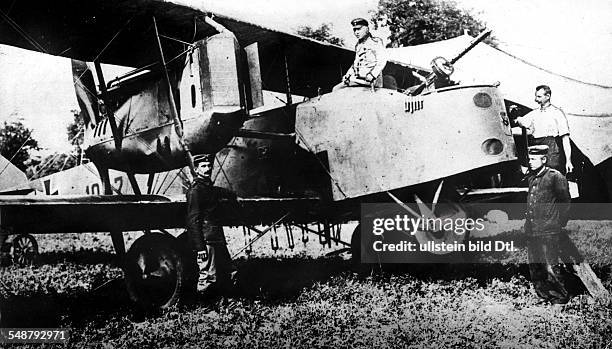 Grossflugzeug 'Friedrichshafen G III' auf einem Flugfeld. Ohne weitere Angaben 1917