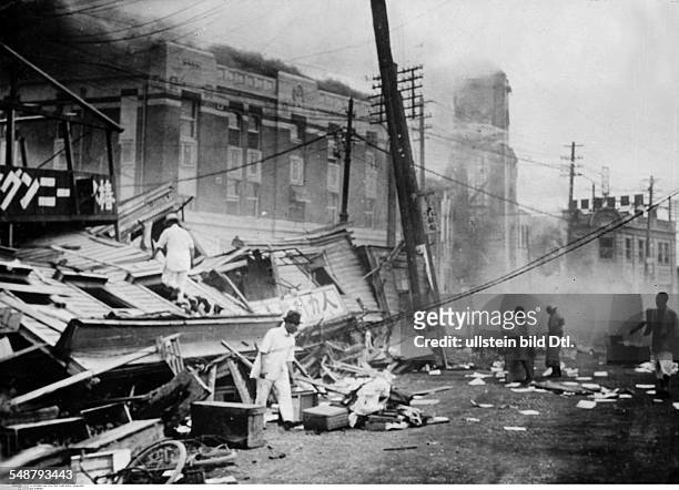 Japan Honshu Tokyo: Great Kanto Earthquake 1923 Looking for survivors in a collapsed office building - Vintage property of ullstein bild