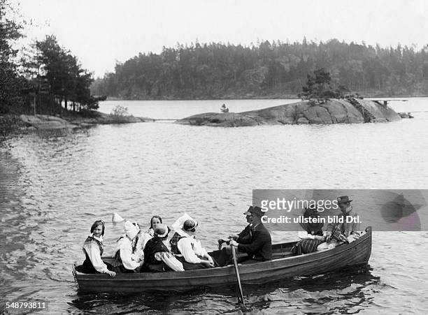Sweden Stockholm : the Stokholm youth club 'Solfaeter', members in traditional clothes rowing in a boat over a lake - 1928 - Photographer: Frankl -...