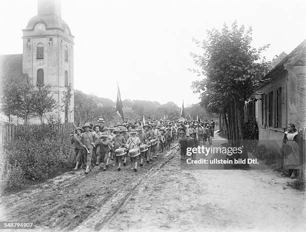 German Empire, Prussia - Bolle-holiday home Children make music in a brand at the village road. - 1902 Vintage property of ullstein bild