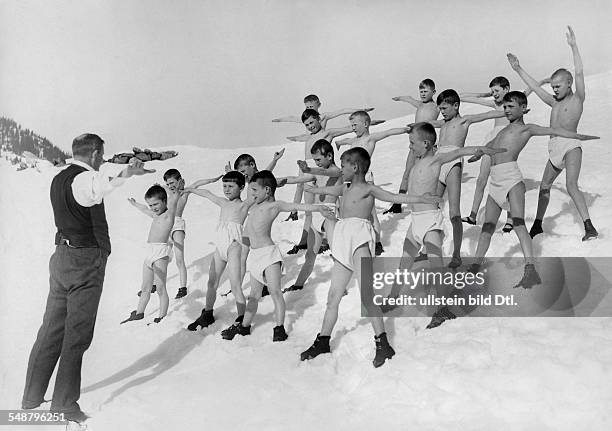 Winter - sports, gymnastics: boys in underwear at gymnastics exercises in the snow - 1927 - Photographer: Frankl - Vintage property of ullstein bild