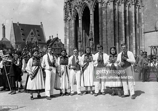 Germany Wuerttemberg Free State Ulm: Swabian Farmers Day, costume group in front of the Ulmer Muenster - 1922 - Photographer: Frankl - Published by:...