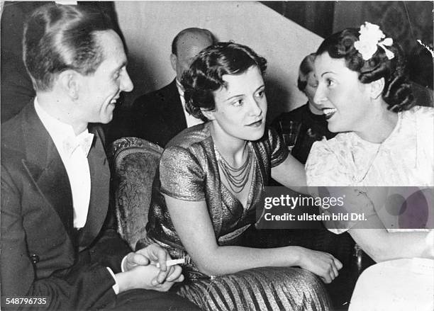 Goebbels, Joseph - Politician, NSDAP, Germany *29.10.1897-+ - in conversation with the actresses Erika Dannhof and Jenny Jugo on the Presseball in...