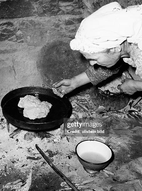 Turkey Farmwoman preparing bread - ca. 1965 - Photographer: Hildegard Winter Vintage property of ullstein bild