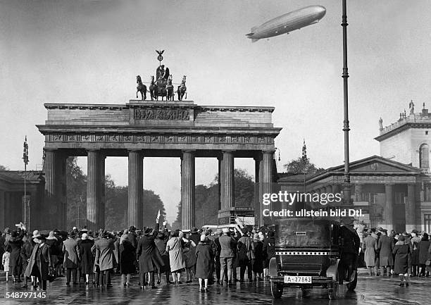Zeppelin, a type of rigid airship, over the Brandenburg Gate in Berlin - Mitte - ca. 1928 - Photographer: Alfred Gross - Published by: 'Zeitbilder';...