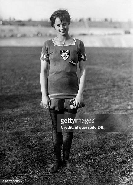 Women's sport, the gymnast Sophie Schober - about 1917 - Photographer: Alfred Gross - Published in: 'Berliner Illustrirte Zeitung'; 37/1917 Vintage...
