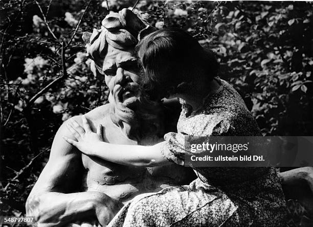 Strange meeting in a park : A young girls in conversation with a Neptune sculpture - about 1940 - Photographer: Bert Buurman - Published by: 'Signal'...