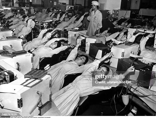 Japan Honshu Tokyo: Women factory workers doing collective exercises at their workplace - 1960 - Vintage property of ullstein bild