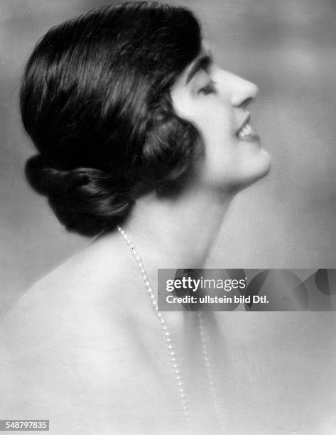 Ursula von Zedlitz *20.5..1988+ - Portrait, side-face - about 1927 - Photographer: Mario von Bucovich - Published by: 'Der Querschnitt' 03/1927...