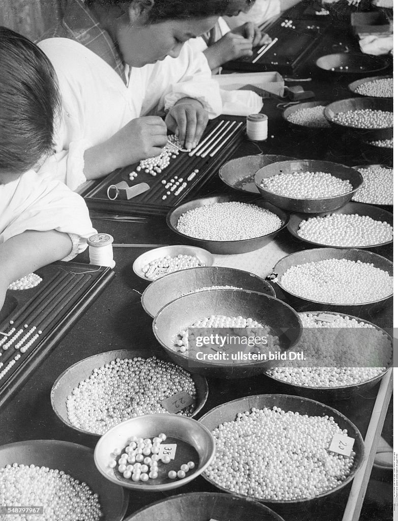 Pearl Sorting Girls sorting pearls . - 1935 - Vintage property of ullstein bild News ...