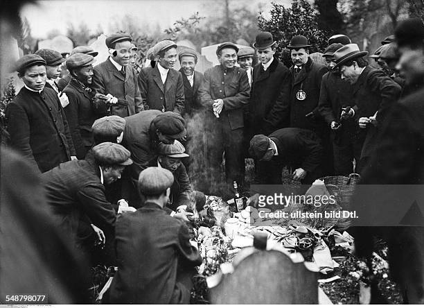 Great Britain England London: Japanese during a funeral ceremony with offerings at a cemetery in London - 1910 - Vintage property of ullstein bild
