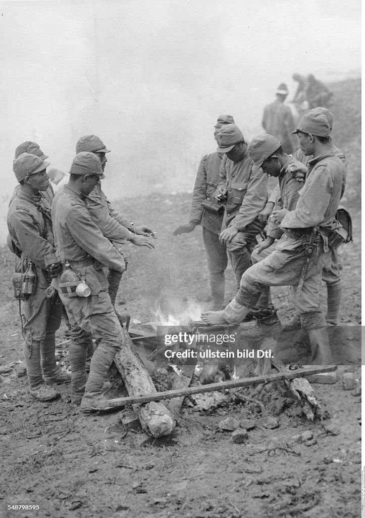China : Second Sino-Japanese War 1937-1945 Japanese soldiers warming themselves at a fire in the North Chinese theater - mid-October 1937 - Vintage property of ullstein bild