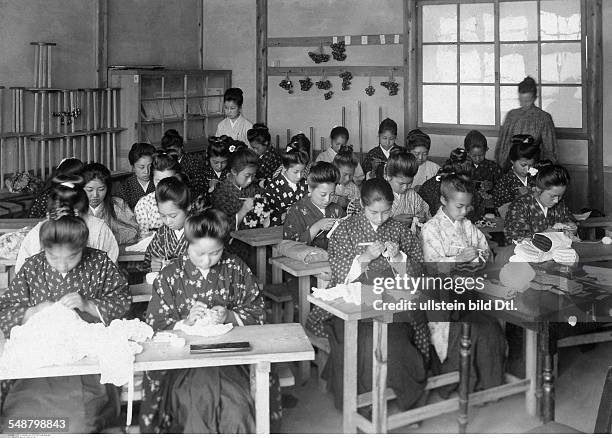 Japan Honshu Tokyo: Japanese girls learning how to crochet in a housekeeping school - undated - photo: Max Rochlitz - Vintage property of ullstein...