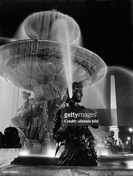 Place de la Concorde, Springbrunnen mit Figuren bei Nacht - im Hintergrund der Obelisk - um 1965 Aufnahme: Siegfried Lauterwasser