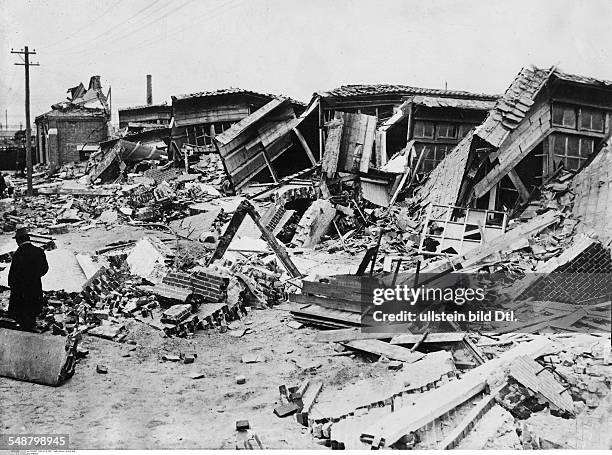 Japan Honshu Tokyo: Great Kanto Earthquake 1923 Collapsed buildings - Vintage property of ullstein bild
