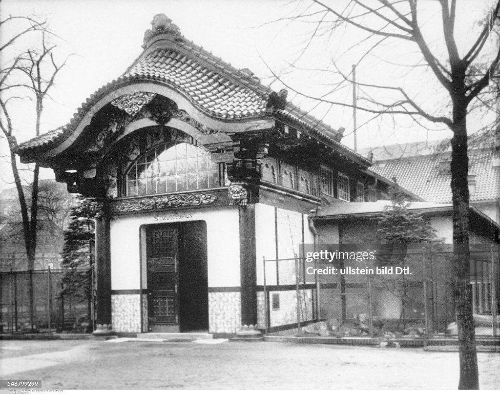 German Empire Kingdom Prussia Berlin : Japanese-style building for wading birds in the Berlin Zoo - around 1905 - Vintage property of ullstein bild